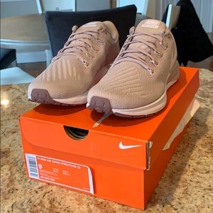 Nike Air Zoom Structure 22 - Size 9